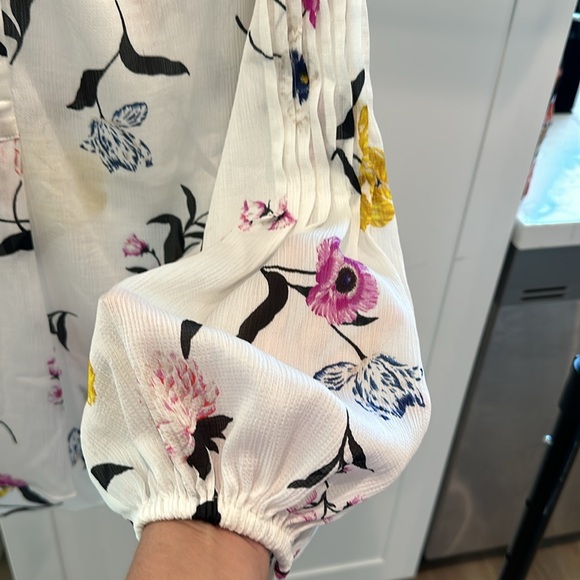 Like new Large Ann Taylor ivory sheer long sleeve blouse. 98% poly 2% spandex - Picture 5 of 9